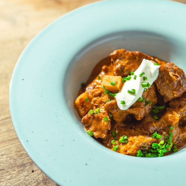 Sebastian Frank Ungarisches Kalbsrahmgulasch mit Kartoffelwürfeln Pikant